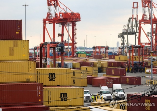 ▲ 미국 뉴욕항만에 적재된 컨테이너들. 로이터 연합뉴스 자료사진. ⓒ연합뉴스