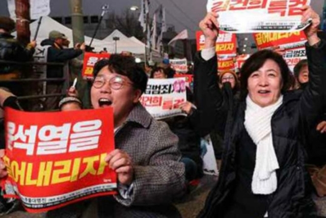 ▲ 윤석열 정권 출범부터《생쇼》에 들어간 직업《탄핵꾼》들. 추미애 얼굴도 보인다.
《평양 김가네 조선》선전매체가 1면에 이 사진을 실었다. ⓒ