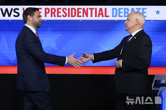 ▲ 미국 공화당 부통령 후보 J.D. 밴스 상원의원(좌)과 민주당 부통령 후보 팀 월즈 미네소타 주지사가 TV토론에 앞서 악수하고 있다. 241002 AP/뉴시스. ⓒ뉴시스