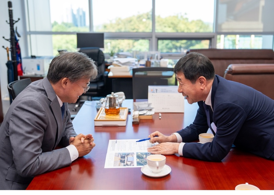 ▲ 이재영 증평군수가 2일 이연희 예산결산특별위원과 만나 현안사업을 설명하고 정부 예산안 반영을 요청했다. ⓒ증평군