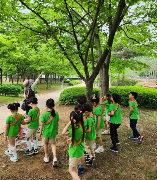 ▲ 인천지역 한 공공형어린이집에서 아동들이 자연 체험 학습을 하고 있다. ⓒ 인천시 제공