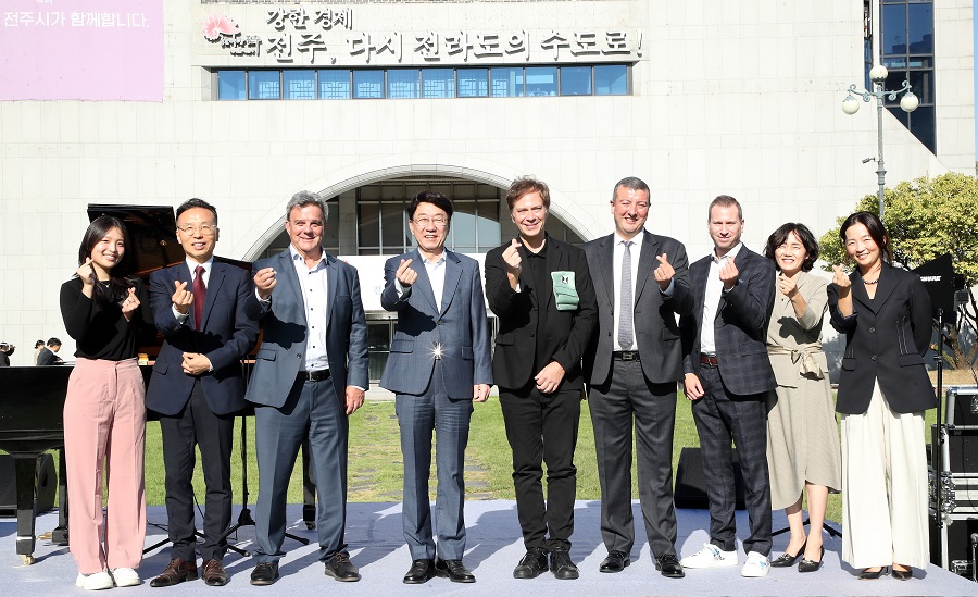 ▲ 전주시는 세계적인 음악가 스티브 바라캇이 ‘2024-2025 한국-캐나다 상호문화교류의 해’를 기념해 지난해 전주 방문 후 영감을 얻은 ‘전주 테마곡(Jeonju Anthem)’을 작곡해 전주시에 헌정했다고 2일 밝혔다.(왼쪽에서 네번째 우범기 전주시장, 다섯번째 스티브 바라캇)ⓒ전주시