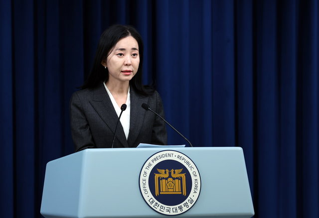 ▲ 정혜전 대변인이 2일 서울 용산 대통령실 청사에서 중동 사태에 따른 긴급 경제·안보 점검회의 등의 현안 관련 브리핑을 하고 있다. 2024.10.02. ⓒ뉴시스