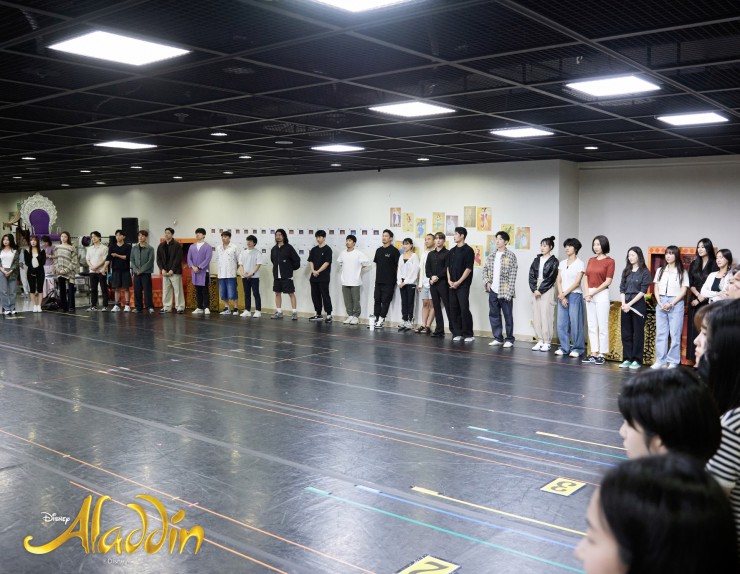 ▲ 뮤지컬 '알라딘' 전 캐스트와 스태프가 모인 첫 연습 현장.ⓒ에스앤코