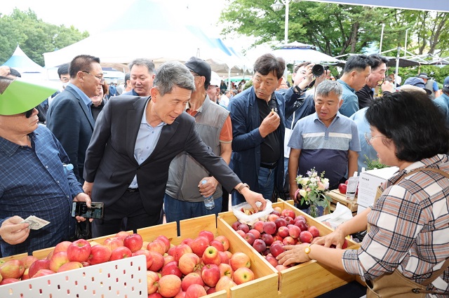 ▲ 이강덕 시장이 지난 1일 ‘제77주년 한국농촌지도자 전국대회’가 열리고 있는 행사장을 둘러보고 있다.ⓒ포항시