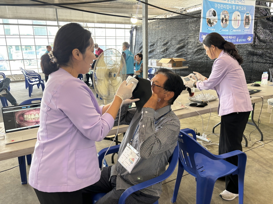 ▲ 익산시는 원광대학교 한방병원과 구강 검진 전문 기업 '아이오바이오', 다비치안경원과 함께 의료서비스를 제공했다.ⓒ익산시