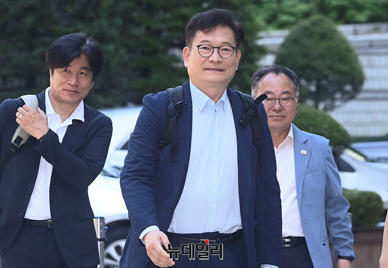 ▲ 송영길 소나무당 대표(전 더불어민주당 대표)가 7월 10일 오전 서울 서초구 서울중앙지법에서 열린 더불어민주당 '2021년 전당대회 돈봉투 의혹' 관련 재판에 출석하고 있다. ⓒ서성진 기자