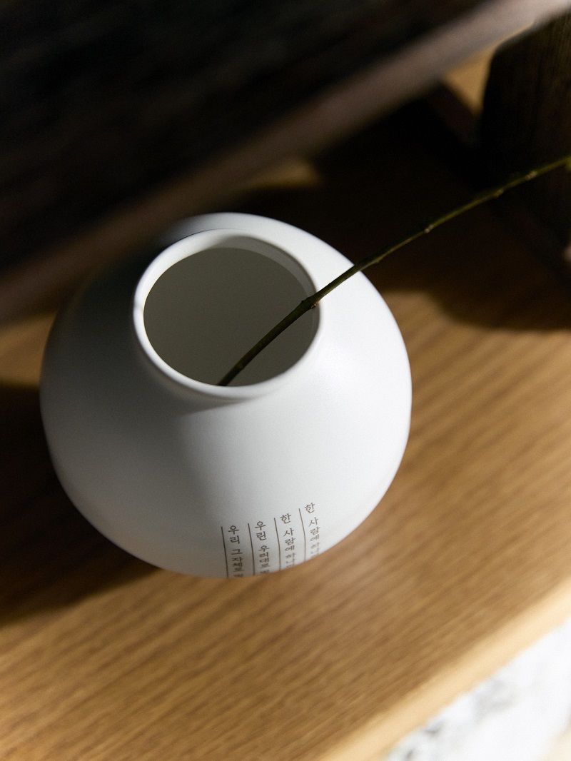 ▲ '2024 달마중 BTS X MU:DS'의 화보 - 백자 달항아리 미니어처. ⓒ하이브