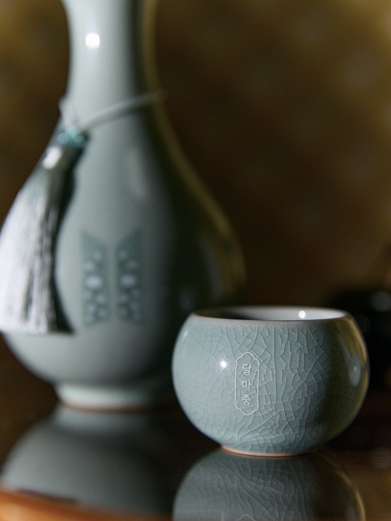 ▲ '2024 달마중 BTS X MU:DS'의 화보 - 청자 상감 국화·모란무늬 참외모양 병에서 모티프를 얻은 호리병과 잔 세트. ⓒ하이브