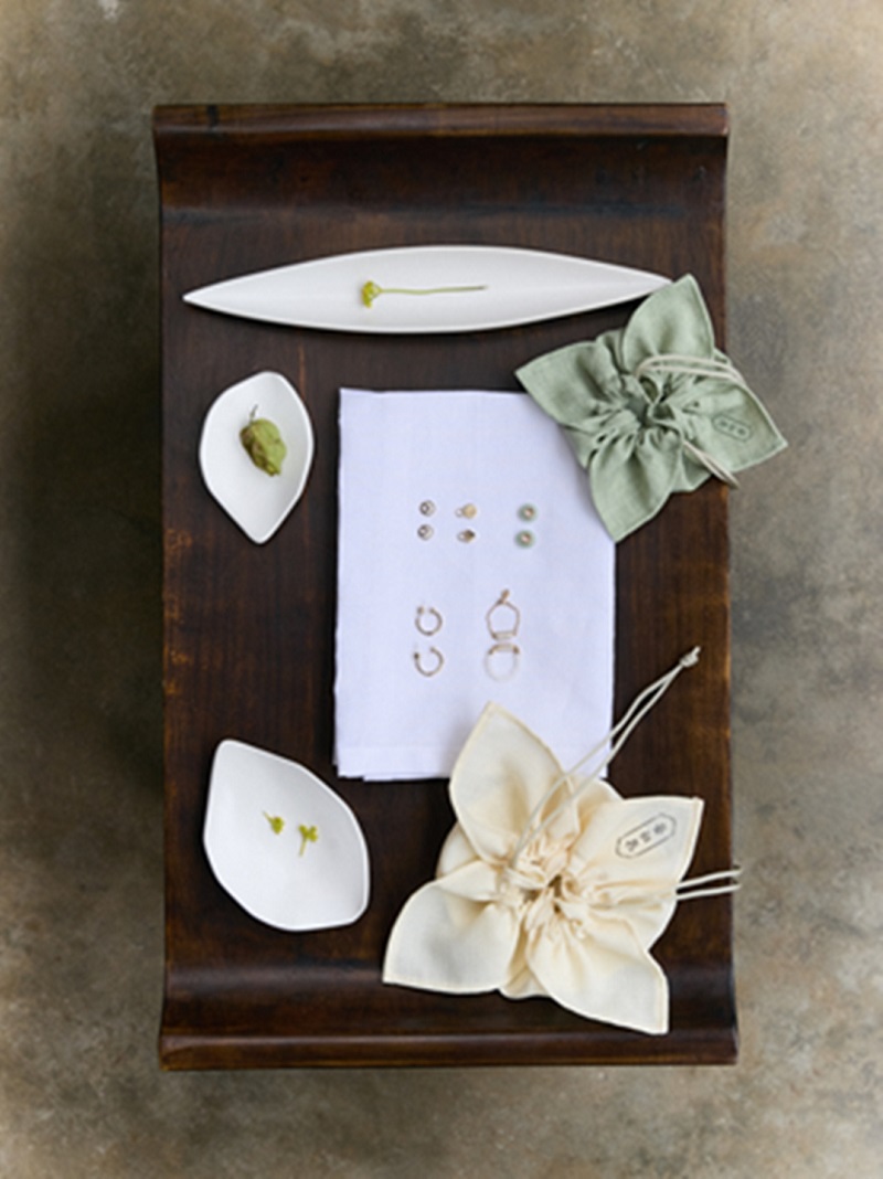 ▲ '2024 달마중 BTS X MU:DS'의 화보 - 반지·귀걸이 등 액세서리. ⓒ하이브