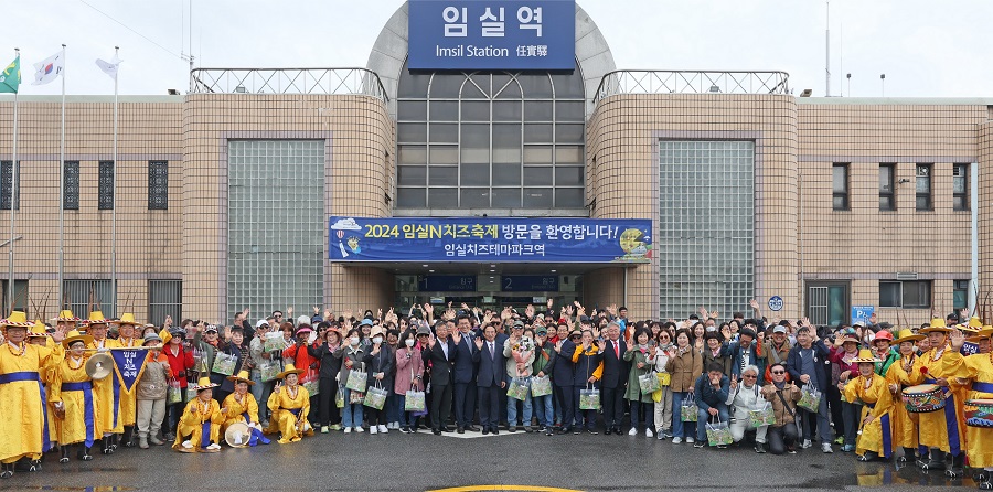 ▲ 심 민 임실군수는 지난 3일 임실역에 처음 멈춘 ITX를 타고 온 240명의 관광객들을 직접 맞이하며, 환영행사를 가졌다.ⓒ임실군