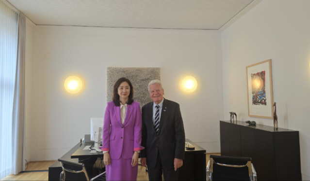 ▲ 2일 요하임 가욱 전 연방대통령과 만난 김수경 통일부 차관 ⓒ통일부 제공