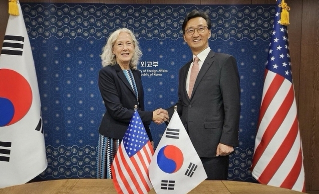 ▲ 제12차 한미 방위비분담특별협정(SMA) 협상의 한미 양측 수석대표인 이태우 한미 방위비분담 협상대표(오른쪽)와 린다 스펙트 국무부 정치군사국 선임보좌관. ⓒ외교부 제공