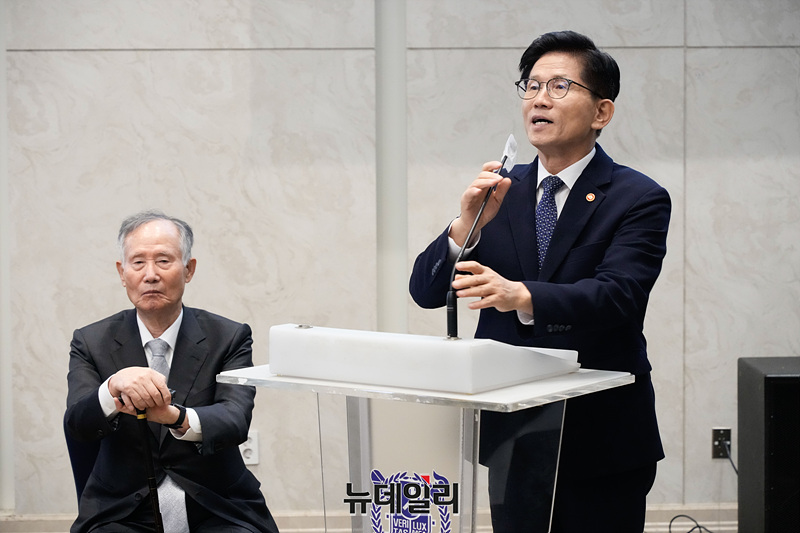 ▲ 김문수 노동부장관이 안교수와의 오랜 관계와 인연에 대해 회고하고 있다. 마르크스주의 경제학에 기반해 노동운동에 헌신하던 김장관을 현실에 눈뜨도록 지도한게 안교수였다. ⓒ 서성진 기자