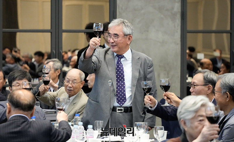 ▲ 이영훈 이승만학당교장(전 서울대 경제학부 교수)이 건배사를 하고 있다. 
그는 안교수의 수제자다. 안교수의 영향을 받아 좌파 경제학 연구를 중단하고, 조선후기 사회경제사와 농업경제사에 대한 실증적 연구로 빙향을 틀었다. 나중에는 근현대 한국경제사 및 한국 근현대사 전반으로 연구범위를 넓혔다.
좌파 경제학자들이 내세운 《조선후기 자본주의 맹아론》《자생적 근대화론》을 실증적 자료를 바탕으로 하나하나 깨부수는 학문적 쾌거를 이뤄냈다.
또 리영희 백낙청 등의 엉터리 이론의 집대성판인 《해방전후사의 인식》의 허구성을 통렬히 반박하는 《해방전후사의 재인식》저술활동에도 적극적으로 참여했다.
조선왕조가 지구 최강의 노예제로 지탱해온 사회라는 것을 실증해낸 것도 그의 학문적 업적으로 손꼽힌다.
ⓒ 서성진기자