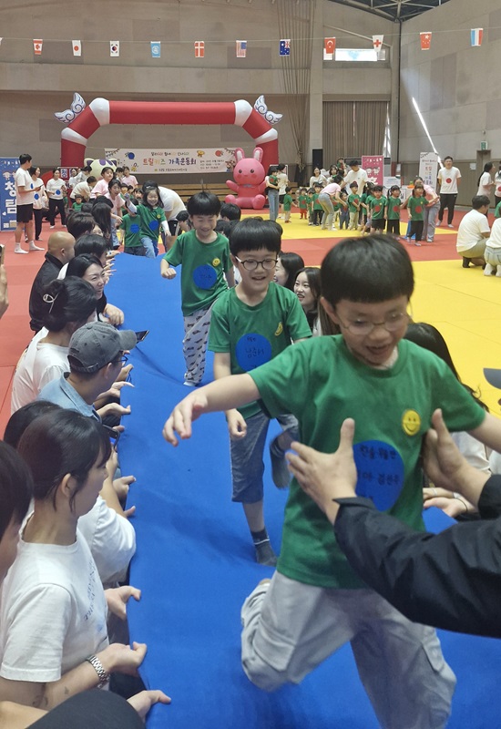 ▲ 청주 트릴로채키즈어린이집 가족운동회가 10월5일 청주유도회관에서 아이들과 가족 등 300여명이 참석한 가운데 열렸다.ⓒ양승갑 기자