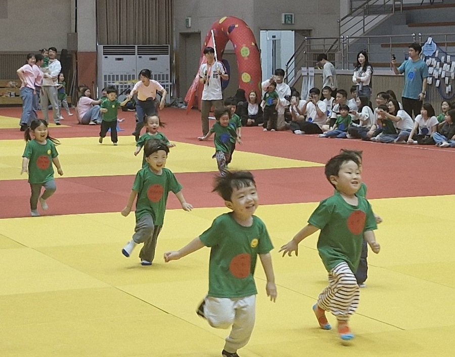 ▲ 청주 트릴로채키즈어린이집 가족운동회가 10월5일 청주유도회관에서 아이들과 가족 등 300여명이 참석한 가운데 열렸다.ⓒ양승갑 기자