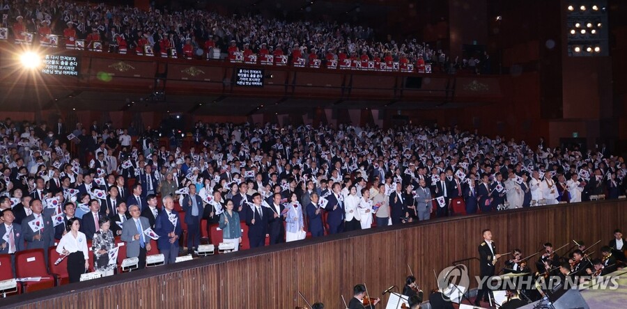 ▲ 《광복절》 경축식 앞자리가 비어있다. 이종찬의 행패와 야당의 정략이 합작한 부끄러운 모습이다. ⓒ 연합뉴스