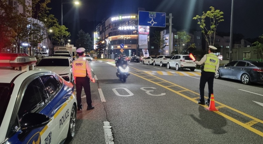 ▲ 경찰이 개천절 도내 폭주행위 예상지점에서 이륜차를 단속하고 있다. ⓒ충북경찰청