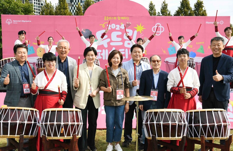 ▲ 지난 5일 서울 성수동 서울숲에서 열린 ‘홈플러스와 함께하는 2024 두드림 페스티벌’에서 발달장애인 타악기팀 ‘아리아난타’와 주요 인사들이 기념 촬영을 하고 있다.  ⓒ홈플러스