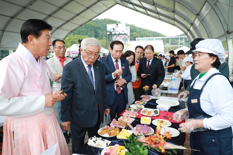 ▲ 지난 6일 금산세계인산축제장에서 열린 전국 떡 경연대회에서 입상한 떡 작품을 박범인 금산군수 등이 시식을 하고 있다.ⓒ충남도