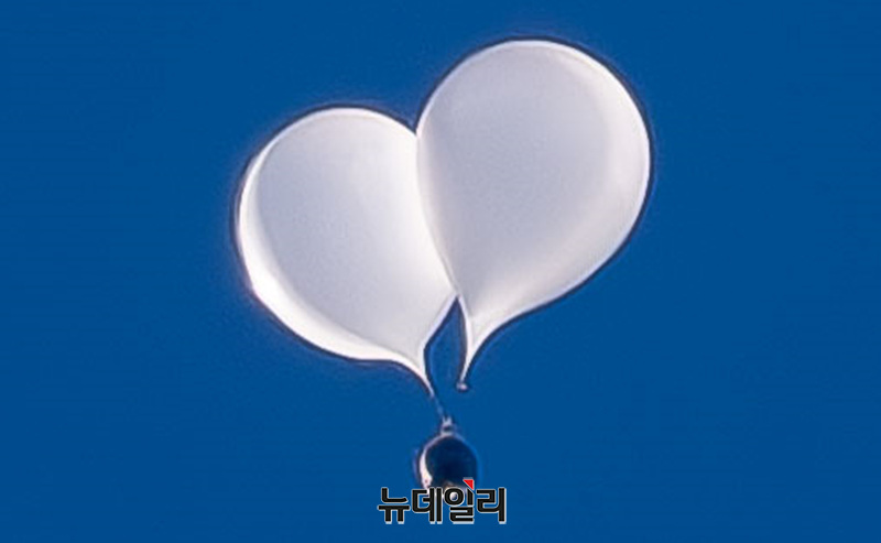 ▲ 북한이 살포한 쓰레기 풍선(오물 풍선)이 4일 오전 서울 상공에 떠 있는 모습. ⓒ서성진 기자