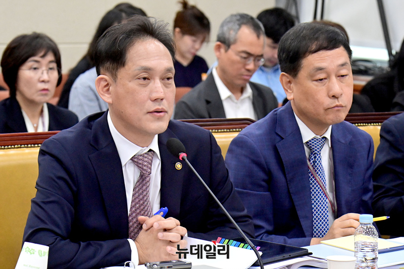 ▲ 김태규 방송통신위원회 위원장 직무대행이 7일 오전 국회 과학기술정보방송통신위원회에서 열린 방송통신위원회·방송통신사무소·시청자미디어재단·한국방송광고진흥공사 국정감사에서 의원들의 질의에 답하고 있다.ⓒ 이종현 기자