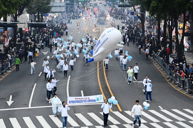 ▲ 지난 6일 열린 ‘정조대왕 능행차 공동재현’ 시민퍼레이드에서 수원군공항이전 및 경기통합국제공항추진 시민협의회 회원들이 행진하고 있다. ⓒ시민협의회 제공