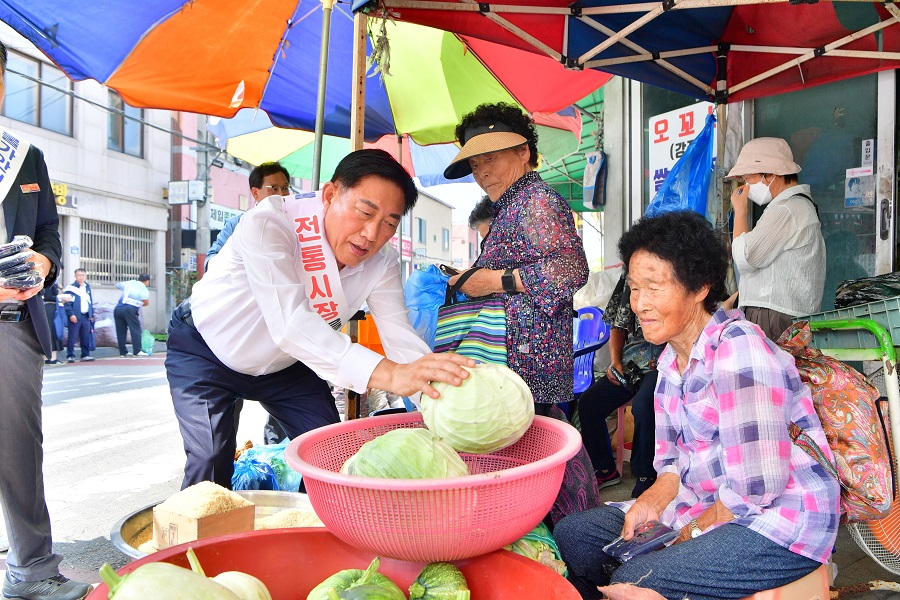 ▲ 김한종 군수가 지난 추석에 황룡전통시장을 찾아 장을 보고 있다.ⓒ장성군