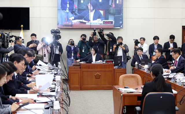 ▲ 최민희 국회 과방위원장이 7일 오전 서울 여의도 국회 과학기술정보방송통신위원회에서 열린 방송통신위원회 등에 대한 국정감사에서 의사봉을 두드리고 있다.ⓒ뉴시스