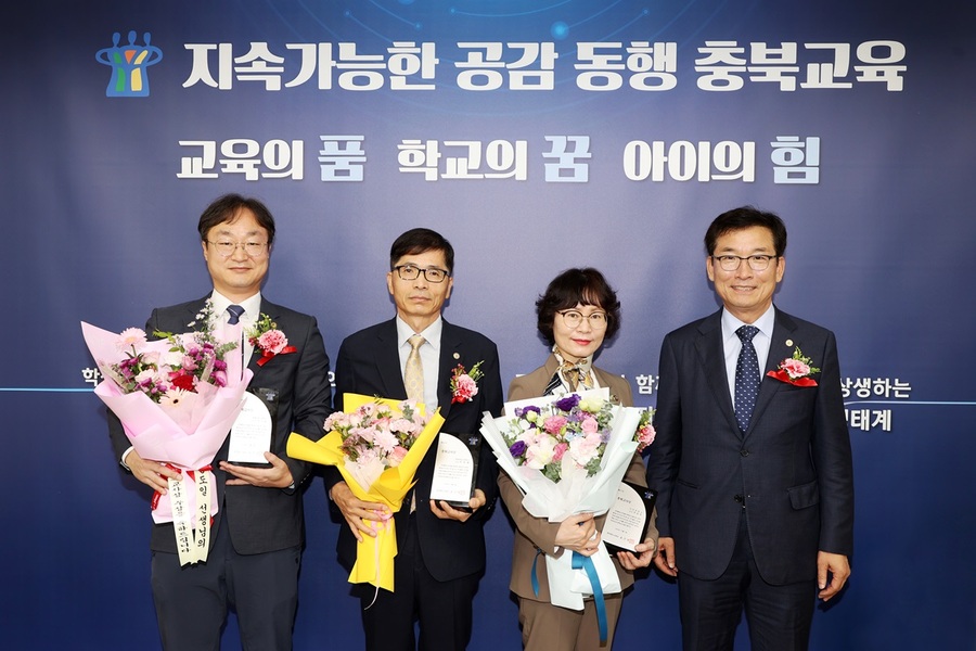 ▲ (왼쪽부터) 정도일 교사, 박병배 교사, 허임정 교사가 7일 윤건영 교육감으로부터 ‘제22회 충북교사상’상을 받은 귀 기념촬영을 하고 있다.ⓒ충북도교육청