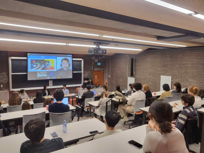 ▲ 북한연구소 국제활동팀 소속 탈북민 강연자가  지난달 30일~이달 4일 캐나다 현지 대학생들을 대상으로 특강을 진행하고 있다. ⓒ북한연구소 제공