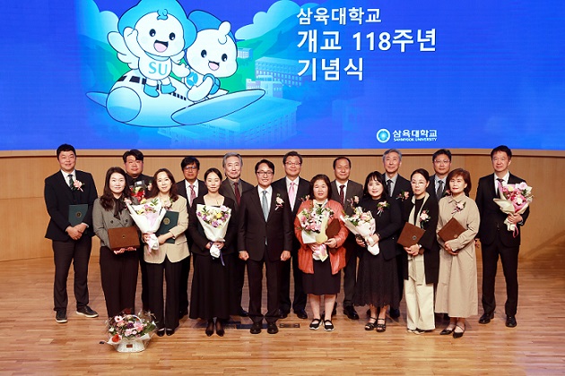 ▲ 7일 열린 삼육대 개교 118주년 기념식에서 장기근속자와 유공자에 대한 표창이 수여됐다.ⓒ삼육대