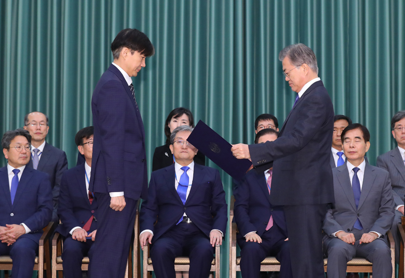 ▲ 문재인 대통령이 2019년 9월 청와대 본관에서 조국 법무부 장관에게 임명장을 수여하고 있다. ⓒ뉴시스