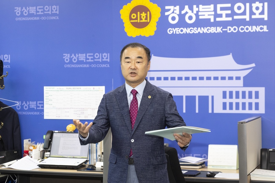 ▲ 도의회 대변인인 박규탁 의원은 7일 오후 경북도의회 기자실에서 통합신공항 관련 긴급 입장문을 내고 “경상북도의회는 홍준표 대구시장에게 독단적인 사업추진을 즉각 철회하고 대화와 타협으로 통합신공항 문제를 해결해 필히 2030년에 개항할 수 있도록 추진할 것을 촉구한다”라고 주장했다.ⓒ경북도의회