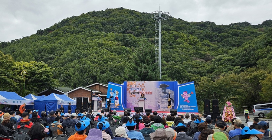 ▲ 경산시 와촌면 갓바위 일원에서 전국 산악 동호인 500여 명이 참가한 가운데 ‘제5회 경산시장기 갓바위 등산대회’가 성황리에 개최됐다.ⓒ경산시