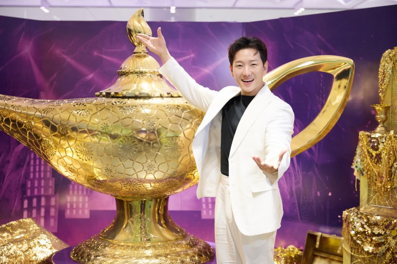 ▲ 뮤지컬 '알라딘'에서 '지니' 역을 맡은 정원영 배우가 대형 램프 앞에서 포즈를 취하고 있다.ⓒ애스앤코