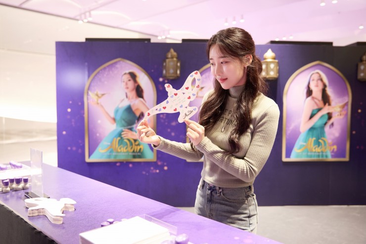 ▲ 배우 최지혜가 배우들의 럭키 멘트 손글씨로 디자인된 스탬프로 나만의 램프를 꾸미는 이벤트에 참여하고 있다.ⓒ에스앤코