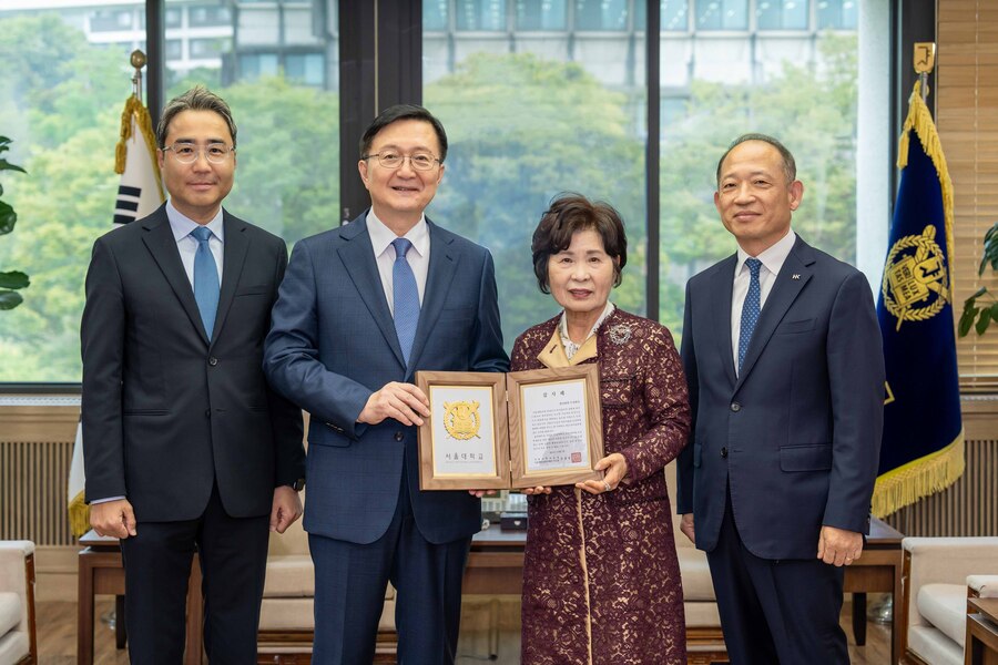 ▲ 한국콜마가 서울대학교 인문대학 발전기금을 기부하는 행사를 갖고 기념사진을 촬영하고 있다. 사진은 오른쪽부터 최현규 한국콜마 대표이사, 김성애 여사, 유홍림 서울대학교 총장, 허현행 한국콜마 부사장ⓒ한국콜마