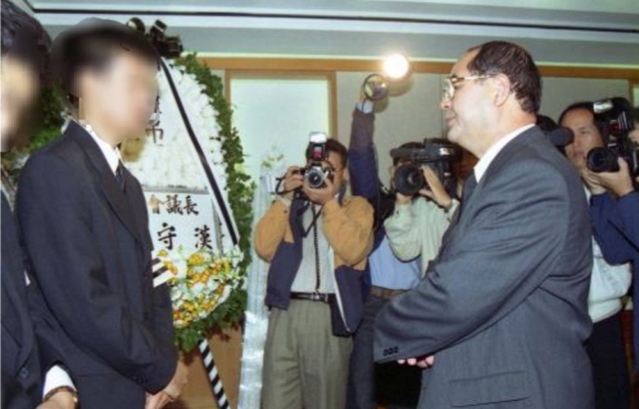 ▲ 지난 1996년 10월 9일 이수성 당시 국무총리가 삼성서울병원에 마련된 고(故) 최덕근 주러시아 영사의 빈소를 조문하는 모습. ⓒe영상역사관 제공