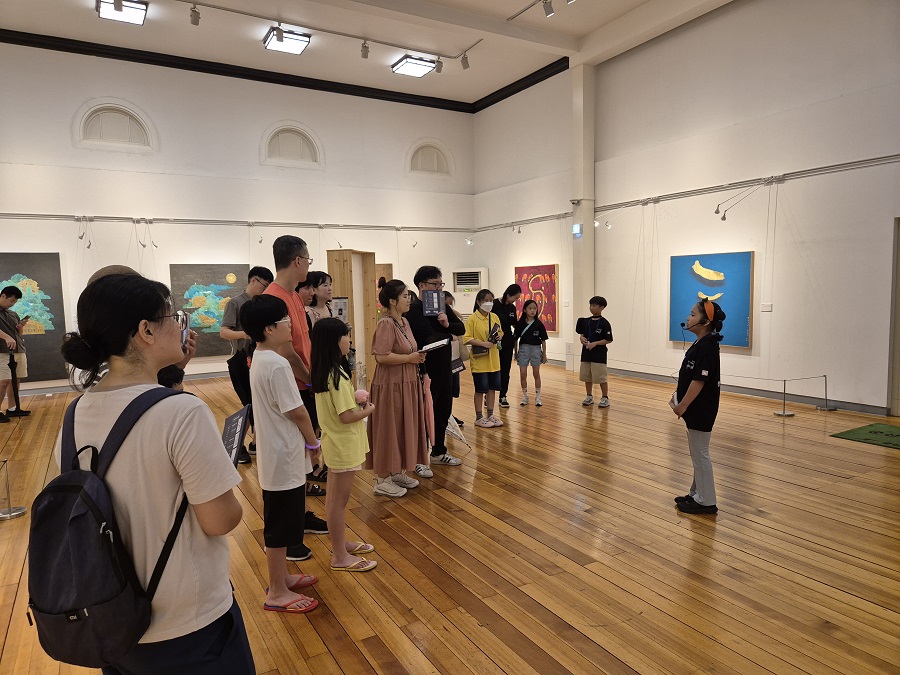 ▲ ‘군산문화유산야행 어린이 국가유산 해설사 프로그램’에서 우리 지역 초등학생들이 문화유산 해설사가 되어 직접 문화유산을 설명하고 있다.ⓒ군산시