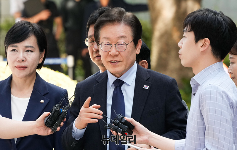 ▲ 이재명 더불어민주당 대표가 지난달 30일 오후 서울 서초구 서울중앙지법에서 열린 위증교사 혐의 관련 1심 결심공판에 출석하며 입장을 밝히고 있다. 2024.09.30. ⓒ서성진 기자