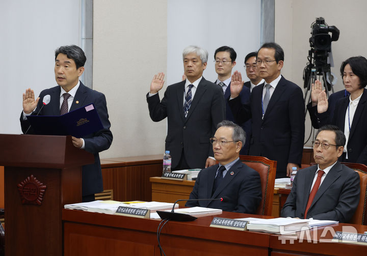 ▲ 이주호 사회부총리 겸 교육부 장관이 8일 서울 여의도 국회에서 열린 교육위원회의 교육부 등 8개 기관 국정감사에서 선서를 하고 있다. ⓒ뉴시스