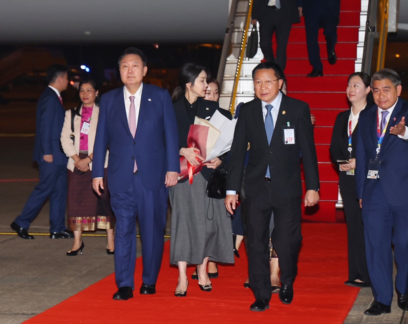 ▲ 아세안(ASEAN·동남아시아국가연합) 정상회의 참석차 라오스를 방문한 윤석열 대통령과 부인 김건희 여사가 9일(현지시각) 비엔티안 왓타이 국제공항에 도착해 차량으로 향하고 있다. 2024.10.09. ⓒ뉴시스
