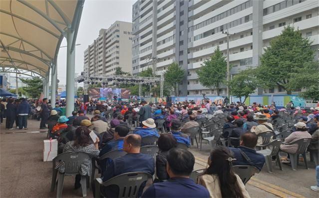 ▲ 지난해 10월 열린 인천 연안부두 꽃게 축제 개막 행사에는 외지인 등 많은 관람객들이 몰려들었다. ⓒ인천시 제공