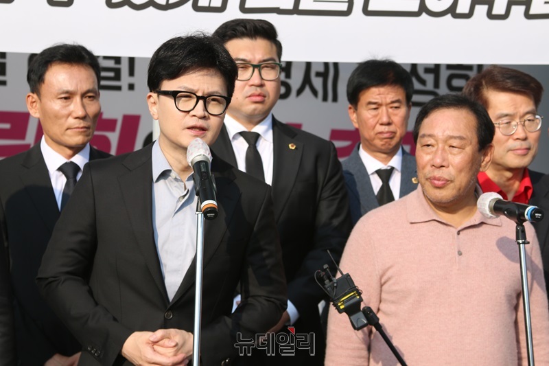 ▲ 국민의힘 한동훈 대표가 8일 오후 세종시청 앞에서 세종시의회의 세종정원박람회 예산삭감 등에 반발해 단식 농성을 벌이고 있는 최민호 세종시장과 만나 지지 발언을 하고 있다.ⓒ이길표 기자