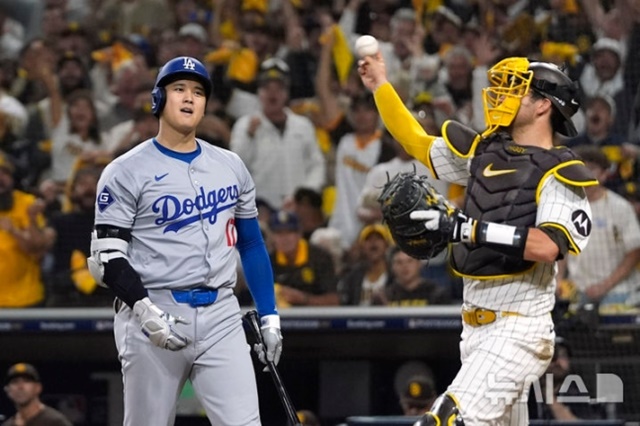 ▲ LA 다저스의 오타니 쇼헤이가 MLB 포스트시즌 NLDS 3차전에서 삼진을 당한 뒤 아쉬워하고 있다. 241009 AP/뉴시스. ⓒ뉴시스