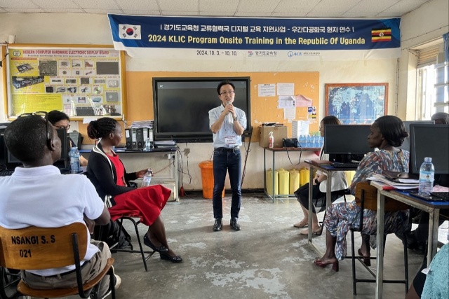 ▲ 경기도 선도 교사들이 우간다공화국의 은산지 중등학교에서 디지털 교육을 하고 있다. ⓒ경기도교육청 제공