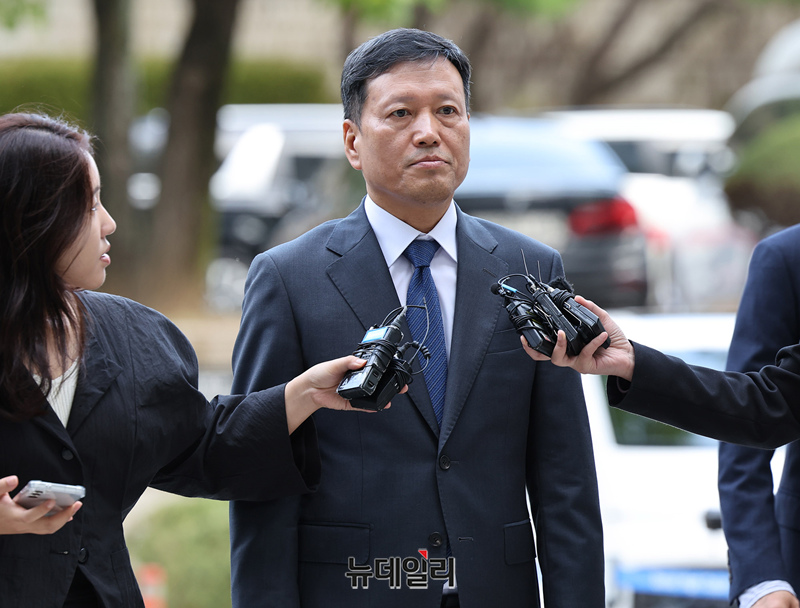 ▲ 티몬·위메프(티메프) 판매 대금 미정산 사태의 피의자 구영배 큐텐그룹 대표가 10일 오전 서울 서초구 서울중앙지방법원에서 열린 특정경제범죄 가중처벌 등에 관한 법률 위반(사기·횡령·배임) 혐의 관련 구속 전 피의자 심문(영장실질심사)에 출석하고 있다. ⓒ정상윤 기자