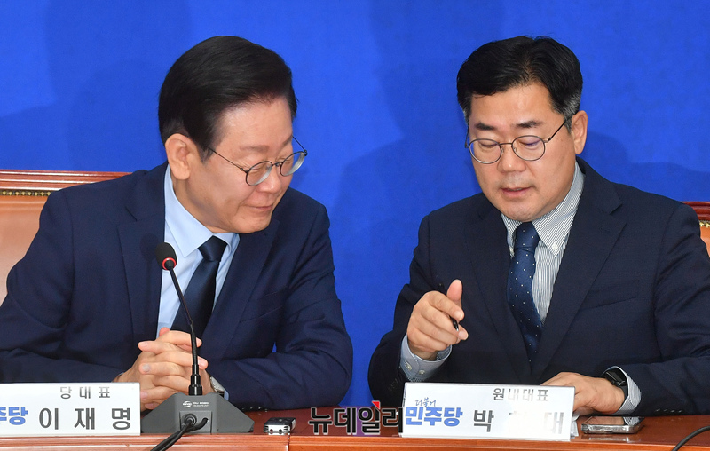▲ 이재명 더불어민주당 대표가 7일 오전 국회에서 열린 최고위원회의에서 박찬대 원내대표와 대화를 나누고 있다. ⓒ이종현 기자
